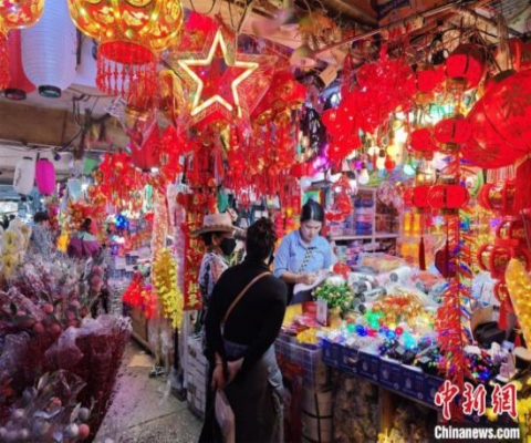 “过中国新年，喝醉柬埔寨人”：中国春节文化融入柬民众生活